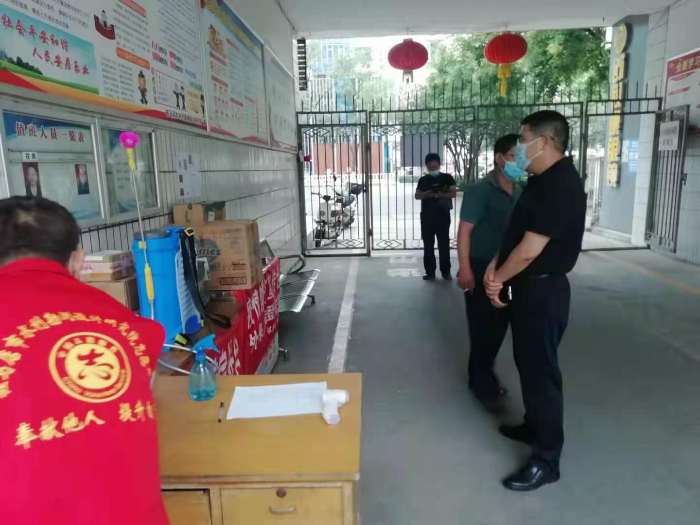 設計院秦院長到家屬院1.jpg 設計院秦院長到家屬院1.jpg