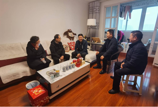 黨建引領聚合力 走訪慰問暖人心—產業集團開展春節走訪慰問老黨員活動550.png